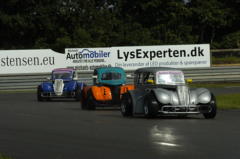 En våd tidtagning vendte op og ned på det normale styrkeforhold i Legend Car Cup. Nicolai Sørensen og Mads Caprani (grå og grøn bil) kæmpede med om sejrene, mens Villy Jørgensen (blå bil) overraskende var tredjehurtigst i tidtagningen.